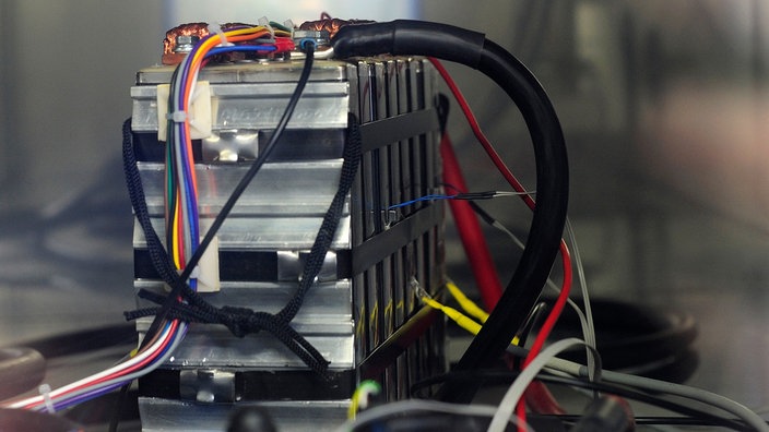 Eine Lithium-Ionen-Batterie in einem Forschungslabor | Bildquelle: WDR/Ralph Lueger Eine Lithium-Ionen-Batterie in einem Forschungslabor
