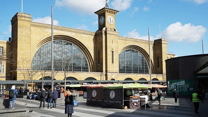 Der Bahnhof King's Cross in London | Bildquelle: Jonathan Brady / PA Wire Der Bahnhof King's Cross in London