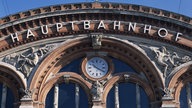 Fassade des Hauptbahnhofs in Bremen mit Bahnhofsuhr