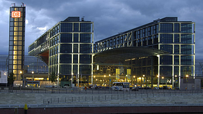 Hauptbahnhof Berlin, von der gegenüberliegenden Spreeseite gesehen | Bildquelle: wdr Hauptbahnhof Berlin, von der gegenüberliegenden Spreeseite gesehen