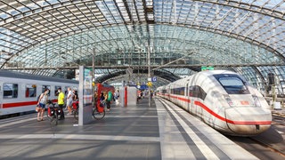 Zwei Lokomotiven in einem Hauptbahnhof