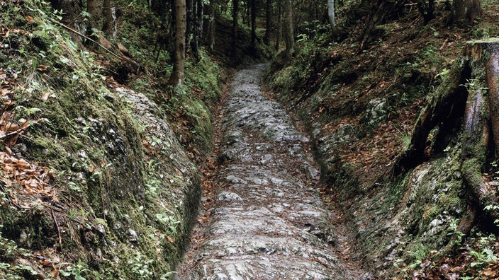 Alte Römerstraße mit Spurrillen