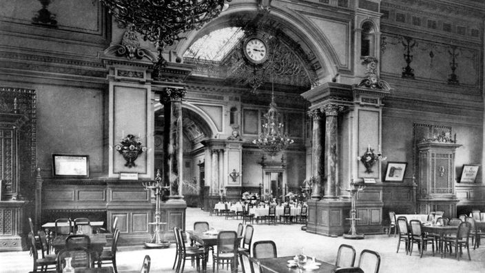 Wartesaal im Frankfurter Bahnhof um 1900
