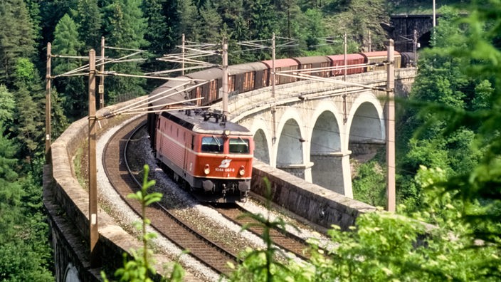 Ein Zug der Semmeringbahn bei der Fahrt aus einem Tunnel