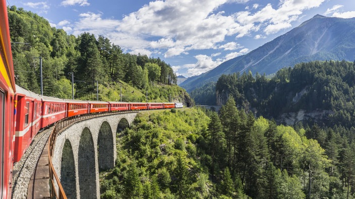 Der Glacier-Express überquert eine Brücke | Bildquelle: picture alliance / Udo Bernhart Der Glacier-Express überquert eine Brücke