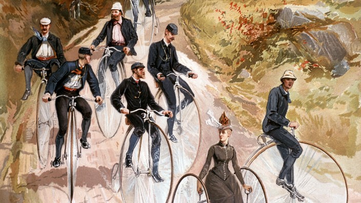 Männer und eine Frau fahren auf Hochrädern einen Berghang hinab, colorierte Zeichnung