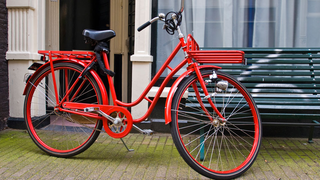 Ein rotes Hollandrad.