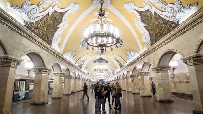 Fahrgäste in der Metro-Station Komsomolskaja der Moskauer Ringbahn