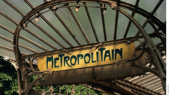 Eingang zu einer Pariser Metro-Station mit einem gläsernen Vordach, das an einen Libellenflügel erinnert