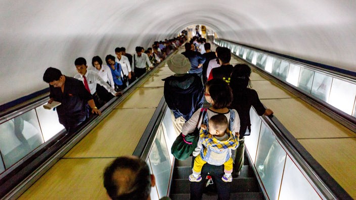 Fahrgäste auf einer Rolltreppe in einer Metrostation in Pjöngjang