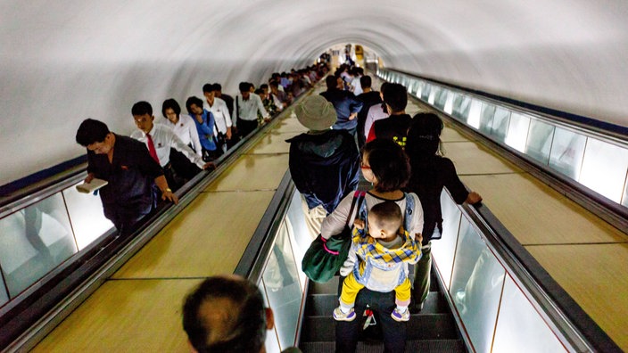 Fahrgäste auf einer Rolltreppe in einer Metrostation in Pjöngjang | Bildquelle: imago/ZUMA Press Fahrgäste auf einer Rolltreppe in einer Metrostation in Pjöngjang