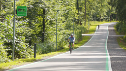 Fahrradfahrer mit Helm auf Radschnellweg	