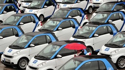 Mehrere Kleinwagen vom Modell "Smart"