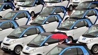 Mehrere Kleinwagen vom Modell "Smart"