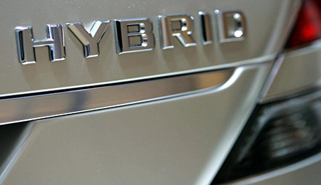 Rückseite eines Mercedes mit Hybrid-Schriftzug.
