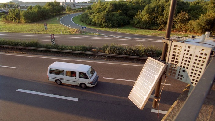 Messstation zur Verkehrsregelung auf einer Autobahn | Bildquelle: imago/bonn-sequenz Messstation zur Verkehrsregelung auf einer Autobahn