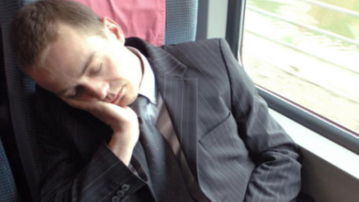 Schlafender Mann im Zug