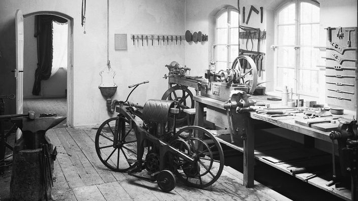 Daimlers Reitwagen von 1885 in einem Museum