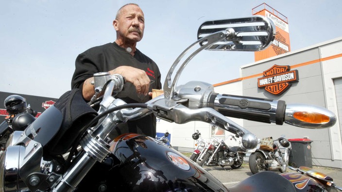 Mann auf einem Motorrad | Bildquelle: ddp images/dapd/Roland Magunia Mann auf einem Motorrad