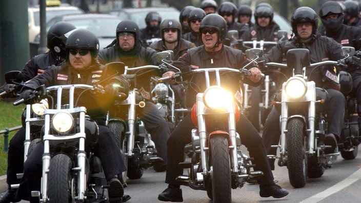 Hells Angels auf Motorrädern | Bildquelle: WDR/dpa/Martin Gerten Hells Angels auf Motorrädern