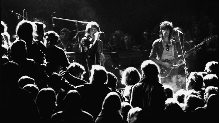 Die Rolling Stones während ihres Auftritts in Altamont 1969 | Bildquelle: Interfoto Die Rolling Stones während ihres Auftritts in Altamont 1969