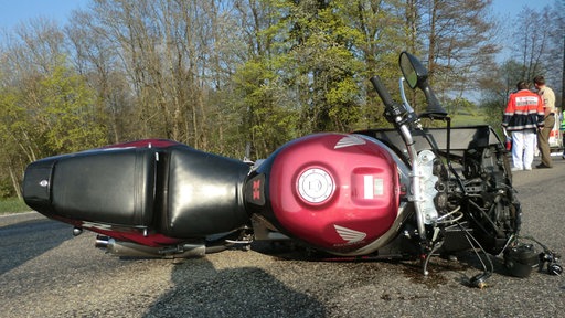 Motorrad liegt nach Unfall auf der Straße.