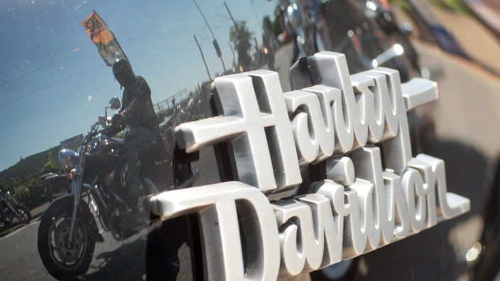 Ein Motorrad spiegelt sich im Tank eines anderen, darauf der Schriftzug Harley Davidson