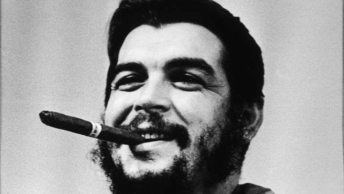 Porträt von Ernesto Che Guevara mit einer Zigarre im Mund
