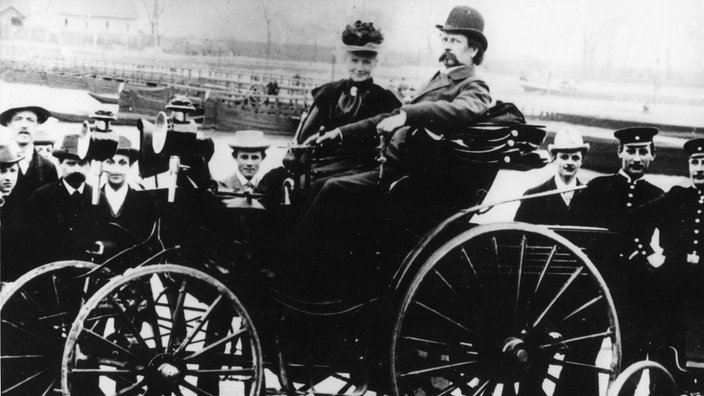Carl und Berta Benz in ihrem Automobil | Bildquelle: akg Carl und Berta Benz in ihrem Automobil