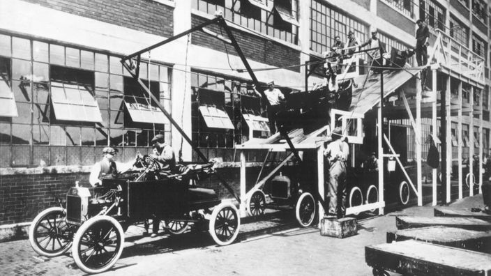 Historische Aufnahme des Fließbandes der Fordwerke