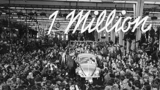 Im Wolfsburger Volkswagenwerk wird 1955 der millionste VW- Käfer präsentiert
