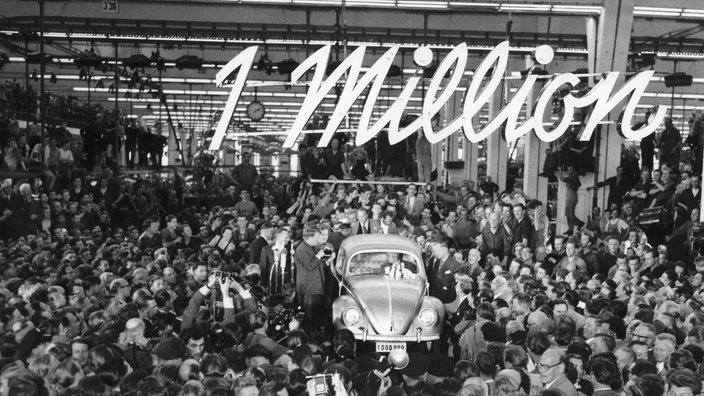Im Wolfsburger Volkswagenwerk wird 1955 der millionste VW- Käfer präsentiert | Bildquelle: picture-alliance/ dpa Im Wolfsburger Volkswagenwerk wird 1955 der millionste VW- Käfer präsentiert