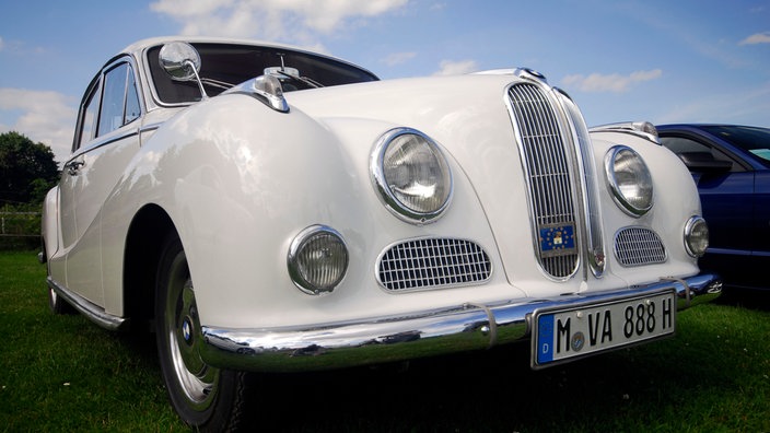 Oldtimer mit H-Kennzeichen | Bildquelle: WDR/dpa/Eibner-Pressefoto Oldtimer mit H-Kennzeichen