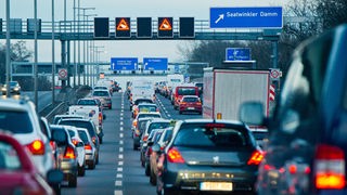 Auf einer Autobahn bei Berlin stehen unzählige Autos im Stau
