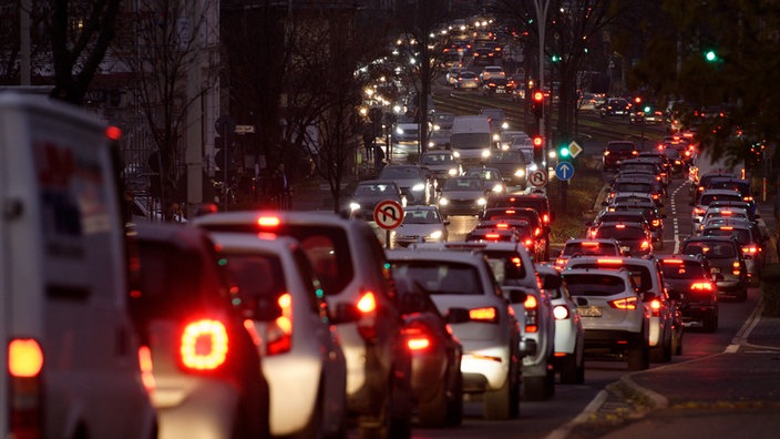 Sehr dichter Abendverkehr in beide Richtungen auf einer großen innerstädtischen Straße. Alle Autos haben das Licht an | Bildquelle: Imago/Rainer Unkel Sehr dichter Abendverkehr in beide Richtungen auf einer großen innerstädtischen Straße. Alle Autos haben das Licht an