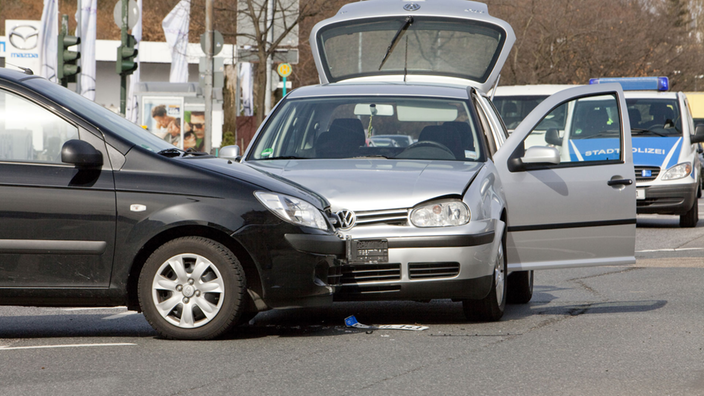 Zwei Autos sind auf einer Kreuzung kollidiert | Bildquelle: WDR/dpa/picture alliance Zwei Autos sind auf einer Kreuzung kollidiert