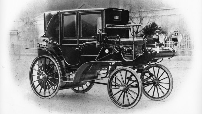 Die erste Taxameter-Droschke der Daimler-Motoren-Gesellschaft von 1896 | Bildquelle: WDR/Mercedes-Benz Die erste Taxameter-Droschke der Daimler-Motoren-Gesellschaft von 1896