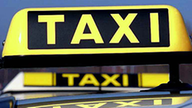 Beleuchtetes Taxischild in Großaufnahme