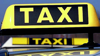 Beleuchtetes Taxischild in Großaufnahme