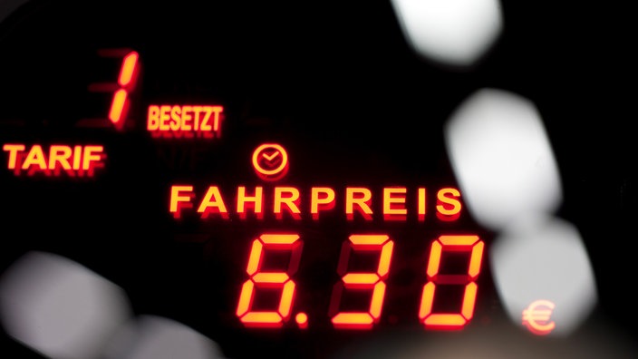 Digitalschrift Fahrpreis, besetzt und Tarif vor schwarzem Hintergrund | Bildquelle: dpa Digitalschrift Fahrpreis, besetzt und Tarif vor schwarzem Hintergrund