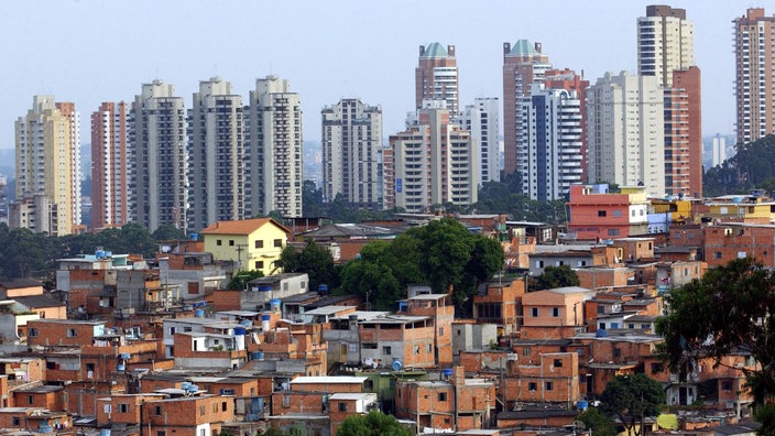 Hochhäuser und Slums in Sao Paulo | Bildquelle: dpa/Ralf Hirschberger Hochhäuser und Slums in Sao Paulo