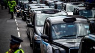 Londoner Taxis in einer Reihe