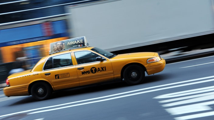 Ein gelbes New Yorker Taxi | Bildquelle: AFP/Stan Honda Ein gelbes New Yorker Taxi