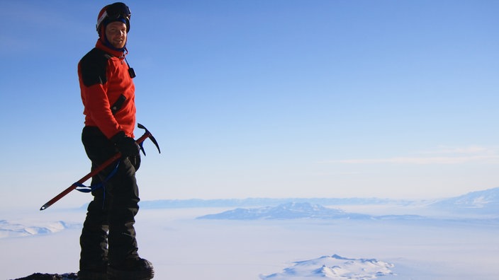 Alexander Gerst am Antarktis-Vulkan "Mount Erebus". | Bildquelle: Alexander Gerst / ESA Alexander Gerst am Antarktis-Vulkan "Mount Erebus".