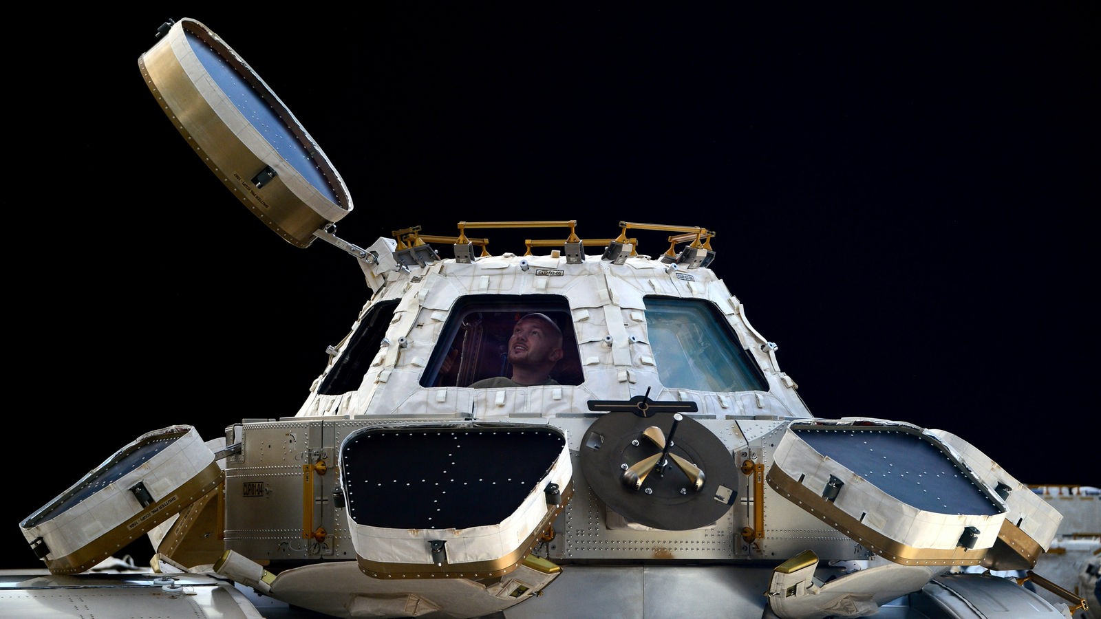 Alexander Gerst in dem Aussichtsposten der ISS.