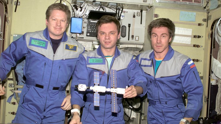3 russische Astronauten im Raumschiff. 