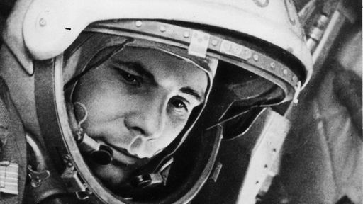 Schwarz-weiß Aufnahme von Astronaut Juri Gagarin.