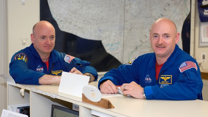 Frontalaufnahme von den Kelly-Zwillingen im Schutzanzug. | Bildquelle: NASA Frontalaufnahme von den Kelly-Zwillingen im Schutzanzug.