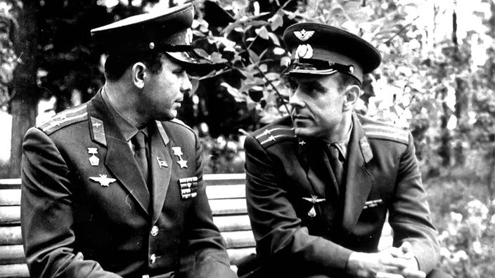 Komarow und Gagarin im Gespräch.