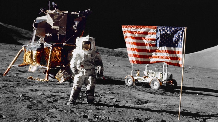 Amerikanische Flagge auf dem Mond. | Bildquelle: NASA Amerikanische Flagge auf dem Mond.